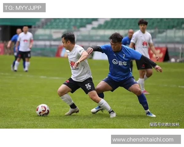 中国足球巨星亮相北京赛场 激烈对决点燃足球热情