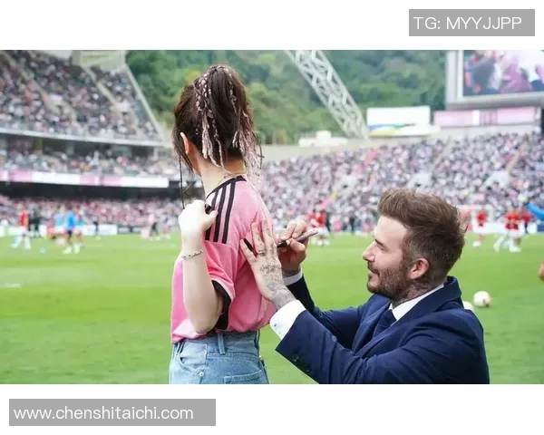 中国足球迷热情寻球星签名 跨越时空与偶像亲密接触 中国足球迷热情寻球星签名 跨越时空与偶像亲密接触